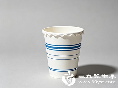 纸杯外壁印刷的彩色图案，油墨可能含苯、甲苯等有机溶剂