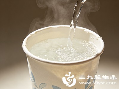 热水倒进一次性纸杯可能释放有害物 快改