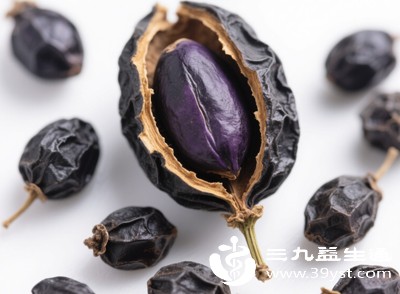 女贞子性质偏凉，脾胃虚寒的人饮用后，可能会加重腹痛、腹泻等不适症状，应避免饮用