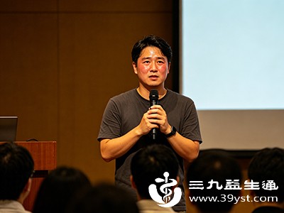 在陌生人较多的场合、公开演讲、面试等场景中，人容易因紧张、焦虑导致交感神经兴奋