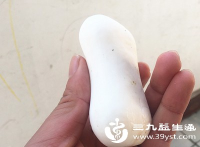 肥皂的碱性可以中和蚊子唾液的酸性,减少过敏反应 肥皂的碱性可以中和蚊子唾液的酸性,减少过敏反应