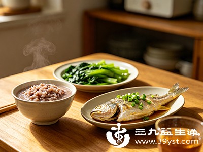 保持清淡均衡饮食，多吃蔬菜、全谷物