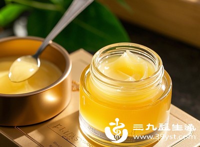 部分人认为面膜残留的精华液是“营养”,强行留在脸上直至吸收 部分人认为面膜残留的精华液是“营养”,强行留在脸上直至吸收