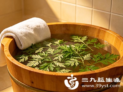 艾草性温，泡脚会加重体内热象