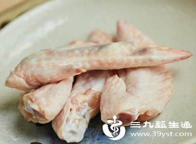 鸡翅(去皮)每100克含蛋白质约16-18克,脂肪含量相对较高(约10-15克) 鸡翅(去皮)每100克含蛋白质约16-18克,脂肪含量相对较高(约10-15克)