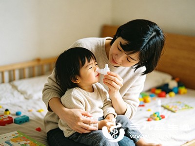 若有明显鼻痂,可在后续用生理盐水滴鼻后清理 若有明显鼻痂,可在后续用生理盐水滴鼻后清理