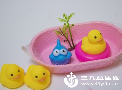 孩子的餐具、玩具、衣物等需及时清洗消毒，防止交叉感染