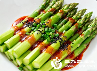 芦笋热量约20大卡/100克，富含膳食纤维和叶酸