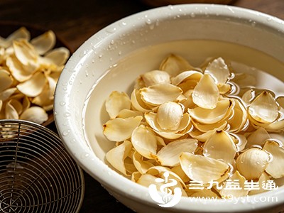 将泡发好的干百合沥干水分，平铺在盘中