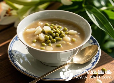 绿豆和薏米都建议提前浸泡，绿豆浸泡2-4小时，薏米浸泡4小时以上，既能缩短煮制时间，又能让口感更软糯，避免出现硬芯