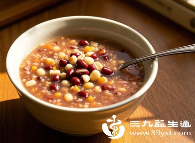 在绿豆薏米中加入大米、小米、燕麦等杂粮,一起煮成杂粮粥,既能增加饱腹感,又能补充更多膳食纤维 在绿豆薏米中加入大米、小米、燕麦等杂粮,一起煮成杂粮粥,既能增加饱腹感,又能补充更多膳食纤维