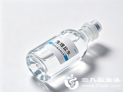 先用生理盐水或干净的流动清水冲洗伤口周围皮肤