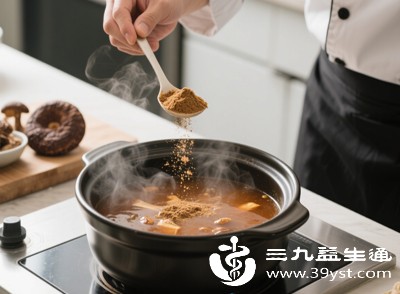 煲汤是灵芝最经典的吃法，适合家庭日常滋补，能让营养融入汤中，更易被人体吸收，还能中和灵芝的微苦味