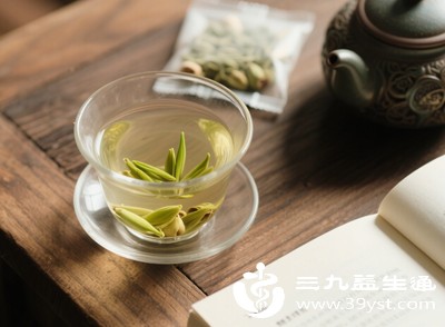 莲子心味苦性寒，能清心火、平心绪，适合心火旺盛导致的心烦失眠、口舌生疮