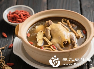 黄芪搭配肉类煲汤，药食同源，性质温润，适合脾胃虚弱、无法耐受单味药材的人群