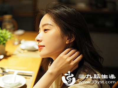 正常颈椎有自然的前凸曲度,长期低头会使颈椎曲度逐渐消失甚至反向变直 正常颈椎有自然的前凸曲度,长期低头会使颈椎曲度逐渐消失甚至反向变直