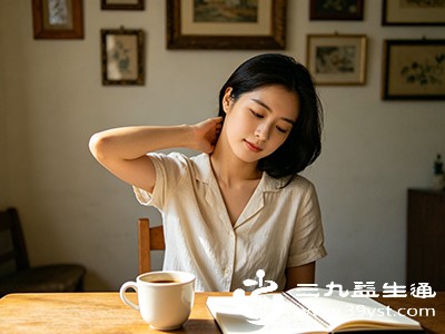 颈肩部筋膜受到寒冷、潮湿或慢性劳损刺激，会发生无菌性炎症