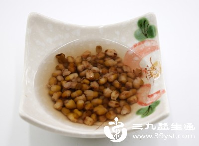饮食上可适当食用清热润燥的食物,如绿豆汤 饮食上可适当食用清热润燥的食物,如绿豆汤