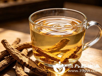 气血虚脸发黄的女生看过来 地黄根泡水补气血超给力