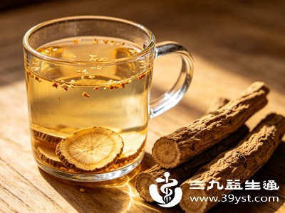 地黄根泡水具有滋养肝脏的作用，能帮助调理肝脏代谢，减少不良生活习惯对肝脏的损伤