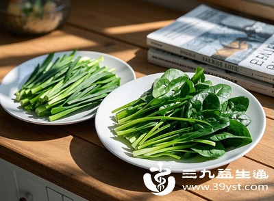 食用韭菜前，需用流动的清水反复冲洗，必要时可浸泡10-15分钟，充分去除表面残留的农药、灰尘和杂质
