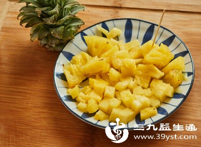 菠萝通常标注“可直接食用”,无需额外用盐水浸泡 菠萝通常标注“可直接食用”,无需额外用盐水浸泡