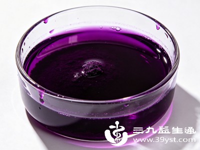 高锰酸钾溶液的浓度直接影响使用安全和效果,浓度过高会灼伤皮肤、黏膜,引发疼痛、红肿、脱皮等不适,甚至造成不可逆的皮肤损伤 高锰酸钾溶液的浓度直接影响使用安全和效果,浓度过高会灼伤皮肤、黏膜,引发疼痛、红肿、脱皮等不适,甚至造成不可逆的皮肤损伤