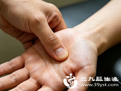 睡前轻按合谷穴可疏通经络、舒缓身心，辅助改善睡眠质量