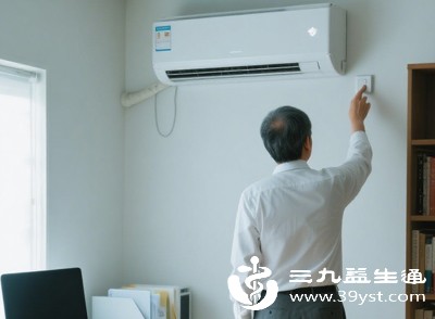长期待在阴冷潮湿的房间、阴雨天频繁外出、洗头洗澡后未及时擦干、长期直吹空调冷风、久坐阴凉地面，都会让外界湿寒之气侵入肌肤经络