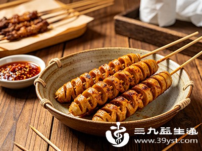 部分人食用面筋时喜欢搭配甜面酱、芝麻酱等酱料