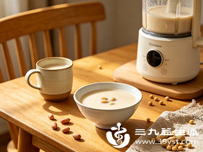 花生的脂肪含量相对较高（每100克约含40克脂肪），导致黄豆花生豆浆的热量比纯黄豆浆略高