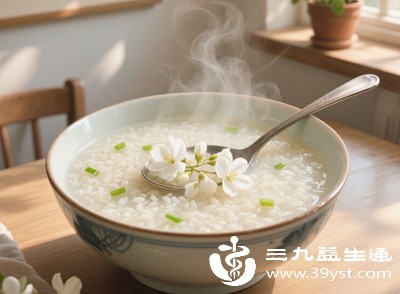 槐花粥温润清淡、极易消化，是绝佳的养生吃法，适合脾胃虚弱、老人和孩子食用