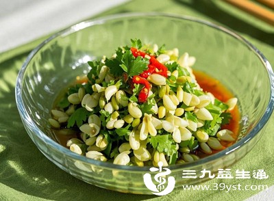 凉拌槐花是夏日清爽小菜，开胃解腻、低脂低卡