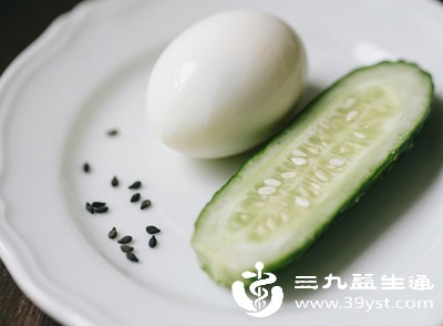 生吃黄瓜能最大程度保留水分、膳食纤维和营养，减肥效果最佳，口感也清爽解腻