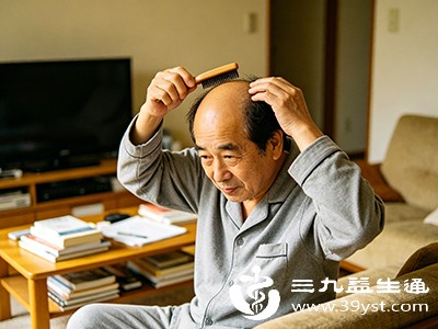 典型表现为发际线后移和头顶头发稀疏