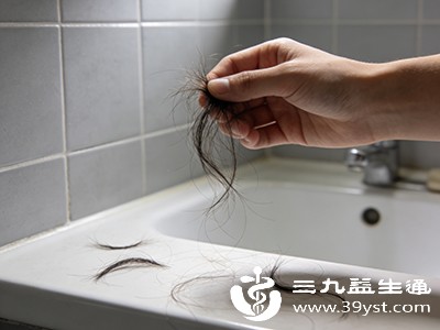 头发易油腻、脱发增多