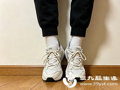 慢慢抬起脚后跟,尽量踮到最高,感觉小腿肌肉收紧 慢慢抬起脚后跟,尽量踮到最高,感觉小腿肌肉收紧