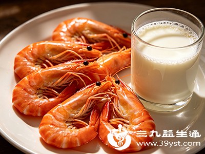 虾和牛奶虽营养丰富，但过量食用可能导致消化不良