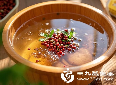 常见的禁忌饮品包括辣椒水、花椒水、生姜水、大蒜水等，即使是少量饮用，也可能引发强烈的灼烧感，需格外注意