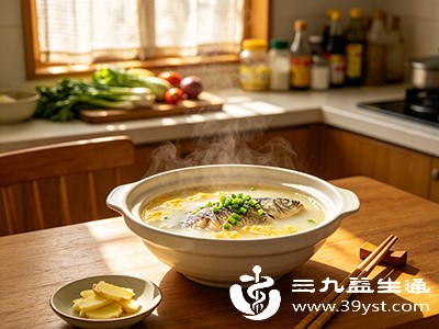 饮用鱼头汤可以为身体补充蛋白质，增强免疫系统的防御能力