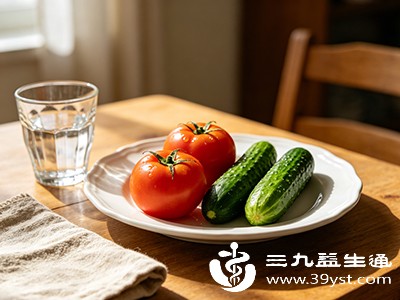 西红柿酸甜多汁，黄瓜清脆爽口，两者搭配在口感上相互提升，能增进食欲