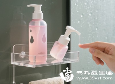 拆线后1周内，建议避免在眼周使用洁面产品，仅用温水清洁即可
