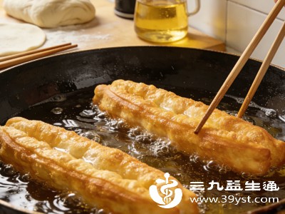 长期吃高油、高糖、高热量食物，摄入的热量大于消耗，多余能量会转化为脂肪堆积在腹部