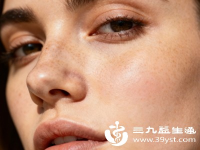 色素沉着表现为治疗区域出现深色斑点、斑块，色素减退则是局部肤色变浅，与周围皮肤形成明显差异