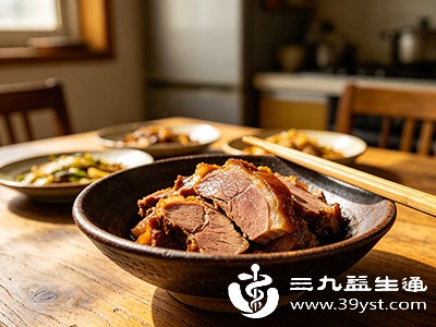 狗肉中可能存在细菌或寄生虫，必须彻底煮熟煮透后才能食用