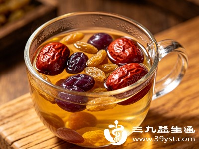 葡萄干红枣闲暇时泡上一杯，温润的茶汤可以舒缓紧绷的神经，放松身心，睡前适量饮用，还能辅助改善睡眠质量，让人更快进入深度睡眠
