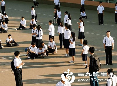 可以和父母、老师、好友简单倾诉烦恼，释放内心压力