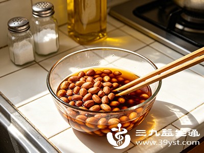 对花生过敏的人群食用醋泡花生后，可能引发皮肤瘙痒、红疹、呼吸困难、腹痛、呕吐等过敏反应