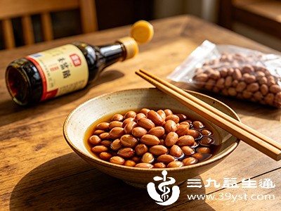 选用新鲜、无霉变的花生和正规品牌的食用醋，制作前彻底清洗花生，去除坏粒、霉变粒