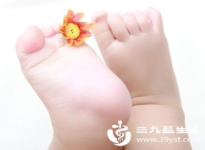手心出汗的同时，出现手脚冰凉、皮肤苍白或发紫，或伴随肢体抖动、抽搐等情况